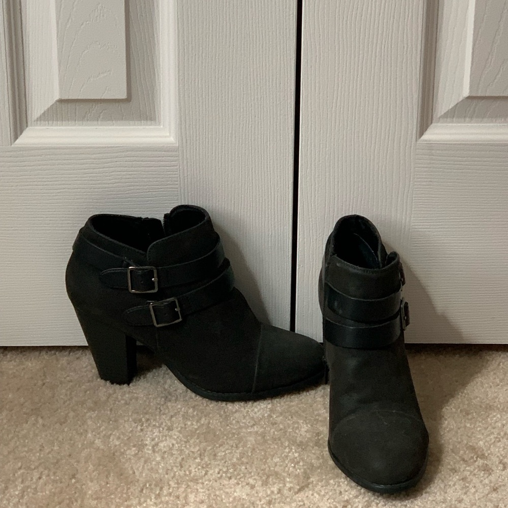 Black boots with heal
